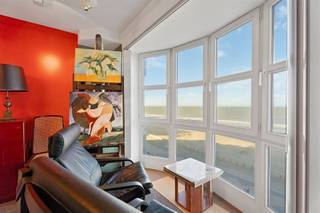 Fenomenaal woonappartement met een uitzonderlijke brede voorgevel (meer dan 7m) en een magnifiek zicht op zee en de Pier van Blankenberge.De talrijke...