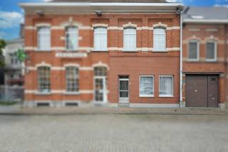 This charming and exceptionally spacious townhouse in the center of Itterbeek offers a unique combination of authenticity, generous living space,...