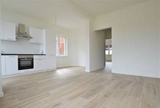 Instapklaar, compleet gerenoveerd appartement op gelijkvloers met garage en tuin Zeer centraal gelegen appartement  nabij belangrijke invalswegen,...