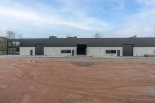 <p><span>Dit nieuwbouwproject omvat <strong>9 duurzame KMO units</strong>, een loft &amp; een landschapskantoor te Beerse, Toekomstlaan 7 A-J. Inmiddels zitten alle units in de afwerkingsfase en zijn er reeds 4 units verkocht.</span></p>
<p><span>De units hebben een oppervlakte tussen <strong>353 m² en 470 m²</strong> en een <strong>vrije hoogte van 6,4m</strong>. De units worden <strong>casco </strong>opgeleverd, maar kunnen aangepast worden met tussenvloeren, tussenwanden of andere technische specificaties. De vloer in polybeton wordt gerealiseerd na bespreking met de koper. Aan elke unit zijn <strong>3 parkeeplaatsen</strong> gelegen. De units zijn hyper-geïsoleerd en zijn voorzien van een elektrisch geïsoleerde <strong>sectionaalpoort van 4m x 4,5m</strong>, een lichtstraat met <strong>geïntegreerde rook-en warmte afvoer</strong> en een <strong>regenwaterput van 10.000L</strong>.</span></p>
<p><span>Het bedrijvenpark De Toekomst is gelegen aan de industriezone van Beerse op de verbinding Turnhout - Antwerpen en makkelijk bereikbaar via de Antwerpsesteenweg met vlotte toegang tot de E34. De ligging is uniek voor een bedrijvenpark, zeker voor bedrijven die hun activiteiten binnen de noordrand van Antwerpen hebben.</span></p>
<p><span>Deze site is niet alleen aantrekkelijk als nieuwe bedrijfslocatie, maar ook als opbrengsteigendom. Investeren in bedrijfsvastgoed is een interessant alternatief voor beleggers die op zoek zijn naar een mooi rendement en waardegroei.<br /><br /><strong>Algemeen:</strong></span></p>
<ul>
<li>Binnenverlichting LED, reeds opgedeeld in 3 aparte kringen.</li>
<li>Grote elektrakasten op uitbreiding voorzien.</li>
<li>Niko Homecontrole domotica voorzien.</li>
<li>Buitenverlichting LED (automatisch gestuurd en handmatig aan te schakelen bij nacht)</li>
<li>Handbediende rookluiken voor verluchting</li>
<li>Sectionaalpoorten van 5m hoogte</li>
<li>Kabels tot bij de parkeerplaatsen voor laadpalen</li>
<li>Ondergrondse elektrakabels voorzien voor aansluiting 63A en nog verhogingen mogelijk.</li>
<li>Inbraakalarmcentrale met geïntegreerde brandmeldingscentrale.</li>
<li>Inbraakalarmcentrale enkel nog sensoren plaatsen volgens Uw specifieke indeling en eventueel koppelen met meldkamer.</li>
<li>Onderste 3m overal betonmuren</li>
<li>Strakke staalconstructie waar geoptimaliseerd is naar een strakke afwerking, bvb ingewerkte profielen in de tussenwanden, geen onnodige gordingen, kruisverbanden zo veel mogelijk in de betonwanden verwerkt.</li>
<li>Voorzien zijn 2 water collectoren, 1 voor RW en 1 voor PIDPA</li>
<li>Septische put apart per unit</li>
<li>Telenet en Proximus FIBER reeds tot aan de meterkast binnengebracht</li>
<li>Staalbouw al voorzien voor aanleg van extra bordessen</li>
<li>Reeds funderingen voorzien voor aanleg van extra bordessen</li>
<li>Riolering volgens Uw behoeften</li>
<li>Buitenterrein volledig omheind</li>
<li>De privé straat voorzien van elektrische barelen dus geen onnodig verkeer op de site.</li>
<li>Algemeen camerasysteem voor bewaking van de hoofdtoegangen (Dennenlaan – Toekomstlaan)</li>
<li>De betonvloer van 15cm dik met net van 8mm is uiteraard ook voorzien maar zal pas na overleg met de koper geplaatst worden.</li>
</ul>