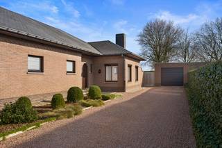 OPNIEUW BESCHIKBAAR ! Deze bungalow werd opgetrokken in 1985 en omvat een bewoonbare oppervlakte van 167m², exclusief de zolderverdieping...