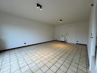 In de nabijheid van alle winkels en stadsvoorzieningen, komt dit twee slaapkamer appartement te koop.<br />Het omvat een inkomhal, leefruimte met aanpalend zone terras, kookkeuken (electrisch kookfornuis zelf mee te brengen), nachthal, berging met CV op aardgas, apart toilet, badkamer met ligbad, 2 slaapkamers met aanpalend aan één slaapkamer een ochtendzonterras.<br />Op de ondergrondse verdieping zijn er nog 2 kelders nr 16 en 17 en een private ondergrondse parking nr 21, te bereiken via de Ballingenweg.<br />Het appartement is volledige in een ecru kleur geschilderd ... ook alle electriciteit is vernieuwd EN conform gekeurd.<br /><u>EPC : </u> 151 kWh/m² - B-label<br /><u>Asbest :</u> veilig en vrij !<br /><u>Stedenbouw :</u> Geen beschermd monument, niet op inventaris, Vergunning uitgereikt, Woongebied, Geen dagvaarding uitgebracht, Geen voorkooprecht ruimtelijke ordening aanwezig, Geen Verkavelingsvergunning, geen overstromingsgebied, niet gelegen in afgebakend oevergebied. <br /><u>Vrij :</u> Op heden verhuurd vanaf 01.05.2024 aan 800 euro/maand<br />Voor bezoek : bel 056/705262 optie te koop