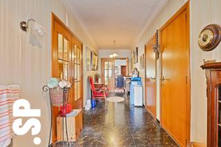 Interessante opbrengsteigendom op perceel van 11A 10CA.<br /><br />Indeling gelijkvloers: inkomhall, woonkamer, veranda, keuken, nachthall, 2 slaapkamer en badkamer (lavabo - douche - ligbad).<br />Voorts is de woning ook volledig onderkelderd, hier is ook de wasplaats en garage te vinden. <br /><br />De woning is degelijk gebouwd, doch op verschillende vlakken te renoveren.<br /><br />Ook is er een mooie zuid-west georiënteerde tuin met voldoende privacy.<br /><br />De woning is gelegen in de dorpskern van Voortkapel met een vlotte verbinding naar de E313.<br /><br />Deze woning wordt enkel verkocht onder de voorwaarde dat de eigenaar het pand mag blijven bewonen tot nog zijn overlijden of tot hij zelf verhuist. Hij zal hiervoor vanaf het verlijden van de akte een maandelijks huurbedrag van €585 betalen.<br /><br />EPC: 551 kWh/m² (label F).<br /><br />Nog vragen? Contacteer Immo SP op het nummer 014/59.10.20 of via info@immosp.be.