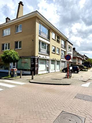 Bent u op zoek naar een ruim en verzorgd appartement op een toplocatie?Dit lichtrijke 2-slaapkamerappartement bevindt zich op de tweede verdieping...