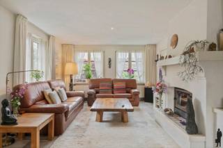 Karakteristieke en uiterst mooi gelegen woning met o.a. 3 à 4 slaapkamers, carport, inpandige garage en aangename, ruime natuurtuin op...