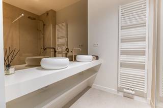 [[ DIT PAND NEEMT DEEL AAN DE ERA OPEN HUIZEN DAG OP 19/9 VAN 14:30 TOT 15:30 ]] <strong>De Panne: Exclusief luxueus appartement met frontaal zeezicht te koop</strong><br /><br />Op een absolute toplocatie aan de Zeedijk van De Panne bevindt zich dit exclusieve, tot in de kleinste details gerenoveerde appartement in de goed onderhouden Residentie Miranmar. <br /><br /><strong>Indeling</strong><br />Via de inkomhal betreedt u de lichtrijke leefruimte met een stijlvolle, volledig uitgeruste open keuken. Terwijl u kookt, geniet u van een uniek frontaal uitzicht op zee. De ruime woon- en eetkamer sluit naadloos aan op het volwaardige terras. Verder beschikt het appartement over een afzonderlijk gastentoilet, een elegante badkamer met een ruime inloopdouche en 3 volwaardige slaapkamers.<br /><br /><strong>Troeven</strong>
<ul><li><strong>Exclusieve ligging: </strong>Frontaal op de Zeedijk, op wandelafstand van winkels, restaurants en het centrum.</li><li><strong>Luxueuze afwerking: </strong>Hoogwaardige materialen en een verfijnde afwerking tot in de kleinste details.</li><li><strong>Adembenemend uitzicht: </strong>Geniet elke dag van een uitzonderlijk frontaal zeezicht vanuit de leefruimte, de open keuken én het ruime terras.</li></ul>
<br />Interesse in dit uitzonderlijke appartement aan zee? Contacteer ons voor meer informatie of plan vandaag nog uw bezoek.