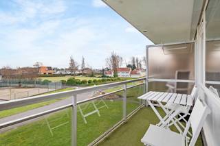 Welkom in dit prachtig vakantieappartement op het vakantiedomein park ATLANTIS in De Haan!<br />Gelegen op een domein met verschillende ontspanningsfaciliteiten en op een boogscheut van de zee, maar in een rustige omgeving.<br />Deze gezellige studio omvat een lichtrijke leefruimte met geïnstalleerde keuken en toegang tot een ruim terras.<br />Er is een aparte slaapkamer met opklapbed en fijn afgewerkte badkamer.<br />Perfect voor mensen die op zoek zijn naar een vakantiegevoel aan zee. <br />Geniet van de frisse lucht en het mooie, open uitzicht vanaf het terras. <br />De voorbije jaren werden verschillende grote kosten uitgevoerd en betaald!<br />Het dak, de lift en waterleidingen werden reeds vervangen en er is een ruime spaarreserve voor dit gebouw.<br />Er is geen renovatieplicht aangezien het domein op een erfgoedlijst staat vermeldt. <br />Vooraan het park zijn er parkeergelegenheden aan de ingang van het park, dus hoef je zich geen zorgen te maken over je auto. <br /><br />Een geweldige kans om zelf te genieten aan zee en rendement te halen uit je investering!<br /><br />STARTPRIJS: Elk schriftelijk bod wordt besproken met de eigenaars die het voorstel al dan niet kunnen aanvaarden.<br /><br />Wil je meer informatie of een bezoek?<br />Neem dan contact met Kris via mail naar <br />kris.bauwens@albert.immo of bel 0470/51 04 09