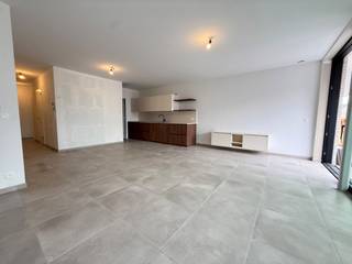 Ontdek dit prachtig, volledig instapklaar appartement op een toplocatie in het hart van Tielt. Het appartement wordt volledig afgewerkt met alle comfort waaronder; schilderwerken, verlichting, gordijnen,.... <br /><br />De ligging is een absolute troef: centraal, op wandelafstand van de Markt van Tielt, en toch geniet u van een rustig woonomgeving in Residentie Noë. <br /><br />Indeling: <br />U komt binnen in een ruimte leefruimte met open keuken. Vanuit de leefruimte heeft u toegang tot het aangenaam, overdekt terras. Verder beschikt het appartement over een praktische berging, nachthal, twee volwaardige slaapkamers, een badkamer en apart gastentoilet. <br /><br />Bij het appartement horen bovendien een ondergrondse autostaanplaats, private berging en drie fietshaken.<br /><br />Het appartement is beschikbaar na voltooiing van de schilderwerken (voorzien september '26).<br />De huurprijs is exclusief de gemeenschappelijke kosten. <br /><br />Bent u op zoek naar een comfortabel en zorgeloos appartement in het centrum van Tielt? Grijp dan deze unieke kans en neem vandaag nog contract met ons op voor een bezoek!<br /><br />EPB in opmaak.