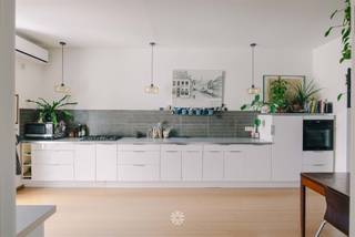 <p><span>GENT CENTRUM- Uniek triplex appartement met drie volwaardige slaapkamers en een royaal terras</span></p><p><span> </span></p><p><span>Gelegen in de Ottogracht 10A, vlakbij de Vrijdagsmarkt, treffen we dit lichtrijke appartement met vlotte verbindingen en openbaar vervoer in de nabijheid. Daarnaast geniet het appartement van energiezuinige technieken met airco's, zonnepanelen en thuisbatterijen wat resulteert in een gunstig EPC. </span></p><p><span> </span></p><p><span>Troeven</span></p><ul><li><span>Unieke ligging nabij Gent-centrum</span></li><li><span>Hoge plafonds, plankenvloer en overvloed aan natuurlijk licht</span></li><li><span>Nabij openbaar vervoer en invalswegen</span></li><li><span>Bewoonbare oppervlakte van 228m²</span></li><li><span>EPC B en elektriciteit conform</span></li><li><span>Drie volwaardige slaapkamers</span></li><li><span>Ruim vergund terras</span></li><li><span>Aanwezigheid 14 zonnepanelen, twee thuisbatterijen en zonnescreens</span></li></ul><p><span> </span></p><p><span>Indeling:</span></p><p><span>De triplex verwelkomt u via de ruime inkomhal, volledig uitgeruste keuken die naadloos overgaat in de lichtrijke leefruimte met hoge plafonds. Vanuit deze ruimte heeft u directe toegang tot het ruime dakterras. Via de trap bereikt u de eerste verdieping waar de badkamer, uitgerust met ligbad, douche en lavabo, zich bevinden. Daarnaast zijn er twee ruime slaapkamers. Tot slot beschikt de triplex over een volledig geïnstalleerde ruime zolderkamer, ideaal als extra kamer, hobbykamer of extra opbergruimte.</span></p><p><span> </span></p><p><span>Belangrijk: </span></p><p><span>Vraagprijs: 625.000EUR</span></p><p><span>EPC: 117 kWh/m²</span></p><p><span> </span></p><p><span>Neem contact op met Axel Lenaerts Makelaars voor een bezoek: <span>zoe</span><span>@axellenaerts.be</span></span><span> of 09/245 24 24</span></p><p><span> </span></p>