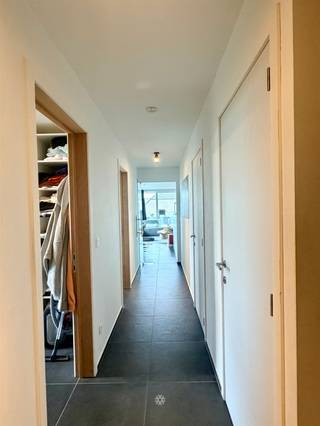 <p><span>DESTELBERGEN </span><span>- Ben je op zoek naar een ruim appartement met groot terras en zicht op groen te Destelbergen?</span></p><p><span>Dan is dit appartement misschien iets voor u.</span></p><p><span> </span></p><p><span>De belangrijkste troeven in een notendop:</span></p><ul><li><span>Energiezuinig appartement (EPC A)</span></li><li><span>Aanwezigheid van zonnepanelen</span></li><li><span>Groot terras met weids zicht op groen</span></li><li><span>Garagebox en staanplaats inbegrepen</span></li><li><span>Gelegen nabij belangrijke invalswegen</span></li></ul><p><span> </span></p><p><span>Zo ziet het appartement er uit:</span></p><p><span>Inkomhal die toegang geeft tot de lichtrijke leefruimte met open keuken en aansluitend een berging. Via een schruifraam bereikt u het ruime terras met zicht op groen.</span></p><p><span>Verder beschikt het appartemet over twee slaapkamers, een apart toilet en een badkamer met bad/douchecombinatie en dubbele lavabo.</span></p><p><span>Garagebox en buitenstaanplaats aanwezig.</span></p><p><span> </span></p><p><span>Belangrijk:</span></p><p><span>Beschikbaar vanaf: 1/08/2026</span></p><p><span>EPC: 60 kWh</span></p><p><span>Huurprijs: € 975 + € 50 algemene kosten</span></p><p><span> </span></p><p><span>Voor een bezoek ter plaatse, vul zeker uw huurdersprofiel in op onze website.</span></p>