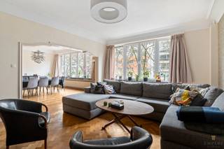 Ontdek dit uitzonderlijk ruime appartement van ca. 227 m² – stijlvol wonen met uitzicht op groen!Een lichtrijke, elegante woonomgeving waar comfort...