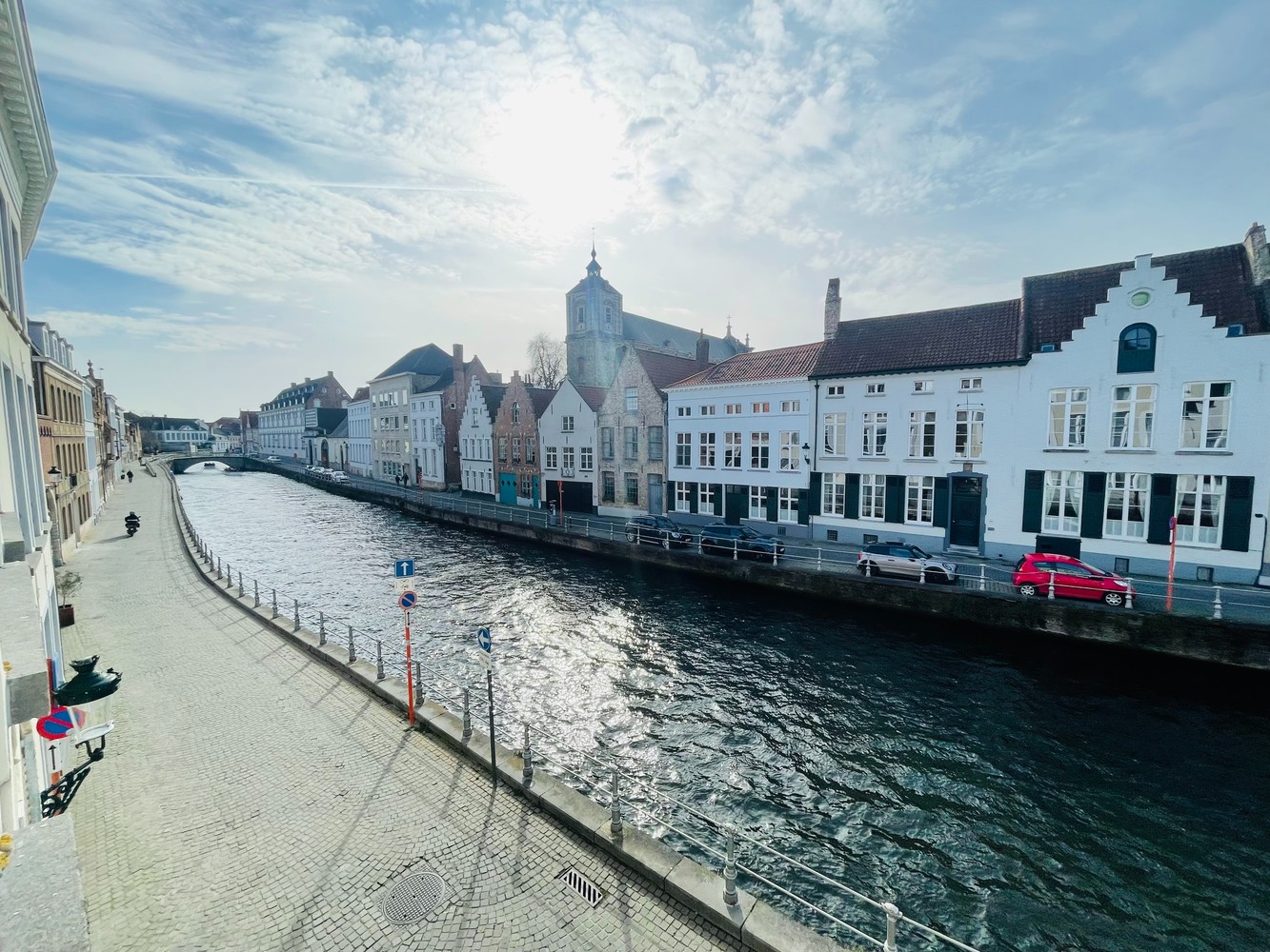 Brugge,aan de SINT-ANNAREI , DUBBEL APPARTEMENT( 250m²)  in een herenhuis  vooraan zicht op de Sint-Annarei, achteraan zicht op een grote gemeenschappelijke tuin,2  livings, 2 keukens, 4 slaapkamers, 2 badkamers. - photo 5