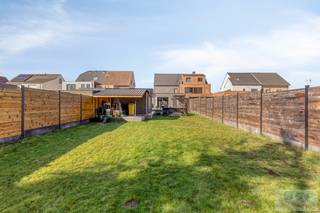Op een uitstekende locatie te Itegem, bevindt zich deze gerenoveerde woning met 3/4 slaapkamers, bijgebouw en gezellige tuin.<br /><br />Deze instapklare woning is gelegen net buiten het centrum van Itegem wat maakt dat winkels, scholen en openbaar vervoer binnen handbereik zijn. Tevens is er een vlotte verbinding met omliggende gemeenten en oprit autostrade E313.<br /> <br />We komen de woning binnen langs de inkomhal. Van hieruit krijgen we toegang tot de gezellige, lichtrijke leefruimte met zithoek en eetplaats. Aansluitend bevindt zich de nieuw geïnstalleerde keuken met alle hedendaagse toestellen, voldoende kastruimte en kookeiland met ontbijtgelegenheid. Tevens geniet de woning een ruime berging met wasplaats toegankelijk via de leefruimte. Een 2 de berging bevindt zich aanpalend de keuken en is voorzien van een achtertoegang.<br /><br />Terug in de inkomhal, zorgt de vaste trap voor een connectie met de bovenverdieping. Hier bevinden zich 2 riante slaapkamers en nieuw geïnstalleerde badkamer met ruime inloopdouche, enkele wastafel en toilet.<br /><br />De overloop biedt een connectie naar de volledig afgewerkte en geïsoleerde zolderverdieping. Hier kunnen vlot nog kamers bijgemaakt worden.<br /><br />Het aangelegde terras in combinatie met het nieuwe, polyvalente bijgebouw en de onderhoudsvriendelijke tuin maken het plaatje compleet. Hier is het heerlijk vertoeven in alle rust en privacy.<br /><br />Troeven: EPC label B - gerenoveerd & instapklaar