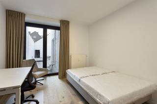 <p>**ACADEMIEJAAR 2026-2027 - STUDENTEN/STUDENTS ONLY**<br /><br />Deze vernieuwde gerenoveerde studentenkamers in Heverlee, aan de zuidkant van de bruisende studentenstad Leuven. Residentie Square is de perfecte uitvalbasis voor studenten, je bent er op wandel/fiets afstand van de Leuvense Stadskern, het Sportkot, de KULeuven campussen in de binnen en buitenstand alsook het station van Leuven en Heverlee. Deze residentie is gelegen op de Naamsesteenweg. Niet alleen zijn strategische ligging is een troef, maar ook de residentie zelf is puur genieten.<br /><br />De kamer is gelegen op de gelijkvloerse verdieping en beschikt over privatief sanitair. Bijkomend heeft dit pand een gemeenschappelijke keuken.<br /><br />Interesse in een bezoek ter plaatse? Contacteer ons vandaag nog: verhuur@connect-immo.be of 016 229 228<br /> <br />Huurprijs: €730 exclusief €90 (provisie voor water, verwarming, elektriciteit en internet)<br />EPC: 89 kWh/m2jaar - 3358049</p>