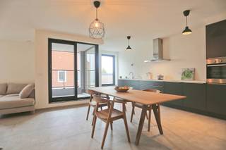 Aangenaam gelijkvloers appartement met twee slaapkamers en twee terrassen. Het bestaat uit een inkomhal, een toilet met wastafel, een woonkamer met open keuken met terras, 2 slaapkamers waarvan één met terras, een badkamer (inloopdouche, bad en spiegelkast met 2 wastafels), en een grote wasruimte. Centrale verwarming met condensatieketel op gas. Hoogwaardige isolerende beglazing. Mechanisch ventilatiesysteem met warmteterugwinning. Het appartement is akoestisch geïsoleerd en afgewerkt met duurzame en hoogwaardige materialen. Apart verkrijgbare kelders en ondergrondse parkeerplaatsen. De locatie biedt vele voordelen: Het kanaal Brussel-Charleroi, met veilige en aangename fiets- en wandelroutes, is vlakbij. Toegangswegen naar de Brusselse ring en de E429 zijn gemakkelijk bereikbaar. Er is ook uitstekende toegang met het openbaar vervoer. De bushalte is in de buurt en het station van Halle is ook gemakkelijk bereikbaar. Scholen bevinden zich in de buurt en het centrum van Halle, met zijn winkels en restaurants, is gemakkelijk bereikbaar. In dit gebouw zijn andere appartementen van verschillende afmetingen en afwerkingen beschikbaar. 6% BTW! Meer informatie over de voorwaarden bij het agentschap.