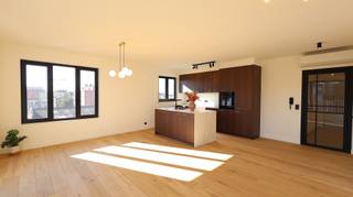 Op de vierde verdieping van residentie Mozart vindt u dit prachtig, volledig vernieuwd appartement. <br /><br />Bij het binnenkomen wordt u verwelkomd in een inkomhal met gastentoilet. De lichtrijke woonkamer met open keuken vormt het hart van het appartement en biedt een aangename leefruimte met veel natuurlijk licht.<br /><br />De gloednieuwe keuken is volledig uitgerust met alle hedendaags comfort: spoeltafel, vaatwasmachine, ingebouwde koelkast en diepvries, inductiekookplaat en dampkap.<br /><br />Verder beschikt het appartement over:
<ul>
	<li>Twee volwaardige slaapkamers</li>
	<li>Een extra dressing- of bureauruimte </li>
	<li>Moderne badkamer met dubbel lavabomeubel en ruime inloopdouche</li>
	<li>Praktische berging met aansluiting voor wasmachine</li>
	<li>Terrasje aansluitend aan de woonkamer</li>
	<li>Kelderberging aanwezig</li>
</ul>
Het appartement werd volledig gerenoveerd en geschilderd, voorzien van stijlvolle verlichting, parketvloeren en overal dubbele beglazing. Dankzij de warmtepomp geniet u van energiezuinige verwarming en optimaal comfort.<br /><br />Gemeenschappelijke kosten: € 60 per maand. <br /><br />📍 Topligging <br />Gelegen op wandel- en fietsafstand van het bruisende stadscentrum van Roeselare. In de onmiddellijke omgeving vindt u tal van winkels, supermarkten, horecazaken en scholen. Ook het station van Roeselare bevindt zich vlakbij, wat zorgt voor een vlotte verbinding richting Brugge, Kortrijk en Gent. Daarnaast zijn belangrijke invalswegen snel bereikbaar.<br /><br /><strong>🗝 Onmiddellijk beschikbaar!</strong><br /><br />Interesse in dit instapklare en energiezuinige appartement op een uitstekende locatie? <br />Ga naar www.dicasa.be, klik op het pand dat u wenst te huren en vul via de knop "Ik ben kandidaat" een kort profiel in. Enkel via deze weg kunnen bezichtigingen aangevraagd worden – telefonisch worden geen afspraken ingepland.