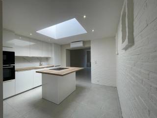<strong>Volledig gerenoveerde woning met 3 slaapkamers en grote tuin<br /><br />Indeling:</strong><br />inkomhal, living met open keuken, badkamer, apart toilet en droge kelder<br />1ste verdiep: 1 kamer, toilet en open ruimte(ideaal voor bureau)<br />2de verdiep: 2 slaapkamers<br /><br /><strong>Troeven:</strong>
<ul><li>droge kelder</li><li>kwaliteitsafwerking</li><li>automatische rolluiken(gelijkvloers)</li><li>keuken met eiland(volledig uitgerust)</li><li>badkamer volledig betegeld(bad + douche + dubbel lavabo)</li><li>zeer goed epc A</li><li>elektriciteit conform</li><li>groot terras met mooie tuin</li><li>zonnepanelen inbegrepen</li><li>airco in alle kamers + living + keuken</li></ul>
Mogelijkheid tot bijkopen garage in de straat.