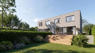 In de Bargeweg een doodlopende straat met aansluiting op de Zandvoordsestraat ter hoogte van bakkerij Devriendt en het kanaal Plassendale – Nieuwpoort vinden we op een boogscheut van het centrum van Oudenburg deze nieuwe verkaveling terug. Deze verkaveling bestaat uit 2 ruime halfopen bebouwingen met 3 of 4 slaapkamers en perceeloppervlaktes vanaf 360 m².<br /><br />Oudenburg is een stad die de voordelen van een plattelandsgemeente en een centrumstad op een harmonieuze manier combineert. Zo heeft Oudenburg tal van restaurantjes, supermarkten, bakkers, beenhouwers, detailzaken, … en dit allemaal op nog geen kilometer van de woningen. Daarnaast is het tevens rustig vertoeven in Oudenburg met zijn lang uitgestrekte velden en prachtige natuurdomeinen. Één van de grootste troeven van stad Oudenburg is zijn ligging, dit was ook de Romeinen niet ontgaan, wiens nederzettingen in Oudenburg gesitueerd waren. Oudenburg gelegen in de driehoek Oostende, Jabbeke, Gistel. Gelegen aan tal van invalswegen en de autosnelwegen richting kust en binnenland.<br /><br />Welke woning je ook kiest, je bent verzekerd van een duurzaam gebouwde, energiezuinige woning met alle ruimte en wooncomfort. Deze hedendaagse woningen worden gebouwd volgens het principe waarbij u als klant nog volledige inspraak in de afwerking hebt!<br /><br />De woning met lotnummer 11 heeft een perceeloppervlakte 378 m², waarvan zo'n 97,10 m² bebouwd en heeft een bewoonbare oppervlakte van 177,10m². Deze woning bestaat op de gelijkvloerse verdieping uit een inkomhal met apart toilet, een ruime leefruimte met open ingerichte keuken en een inpandige garage. Op de eerste verdieping bevinden er zich nog een nachthal met apart toilet, 3 slaapkamers, een badkamer en een extra bergruimte. Daarnaast is er nog de mooie tuin, met verhoogd terras. (Vg, WgLk, Gmo, Gvkr, Vv) ~ E-peil: max E30 ~ Ref: OU29076<br /><br />Bent u op zoek naar een energiezuinige nieuwbouwwoning op een centrale ligging in Oudenburg, die u nog naar eigen stijl kunt laten realiseren? <br />Neem dan vandaag nog contact met ons op voor een vrijblijvende afspraak op kantoor. We lichten graag alle mogelijkheden toe en helpen u graag op weg naar uw nieuwe thuis in de Bargeweg.<br /><br />Residentie Vastgoed treedt niet op als bemiddelaar maar als verkoper van het onroerend goed.