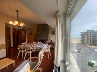 Ruim appartement met lateraal zeezicht in Koksijde<br /><br />*op wandelafstand van het strand! <br />* zijdelings zeezicht<br />*lichtrijk appartement <br /><br /><br /> Indeling:<br />- 2 Slaapkamers – Ruime kamers met veel lichtinval.<br />- Woonkamer – Comfortabele ruimte met zicht op de omgeving.<br />- Afzonderlijke keuken met balkon <br />- Badkamer – Voorzien van een douche, wc, en lavabo.<br />- Gemeenschappelijke fietsenberging<br /><br />- Privé parkeerplaats voor het gebouw <br />- Elektrische installatie conform <br /><br />Ideaal voor doe-het zelver!!!<br />Met een minimum aan kosten op te frissen naar een aangename stek aan zee!!!<br />Grijp uw kans!