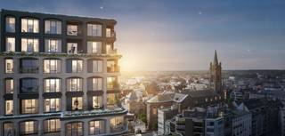 Welkom bij Residentie Sables d’Or, een exclusief nieuwbouwproject aan de Blankenbergse Zeedijk. Deze residentie biedt appartementen die perfect de balans vinden tussen moderne luxe en tijdloze architectuur. Elk appartement is ontworpen met oog voor comfort, stijl en duurzaamheid, en biedt een unieke woonervaring met hoogwaardige afwerkingen en een slimme indeling.<br /><br />Bij Residentie Sables d’Or geniet je van een aangename en energiezuinige warmteverdeling dankzij het gebruik van geothermische warmtepompen in combinatie met vloerverwarming. De residentie voldoet aan de recentste isolatienormen en is uitgerust met een ventilatiesysteem D, wat bijdraagt aan een optimaal binnenklimaat. De ramen zijn vervaardigd uit hoogwaardig, thermisch onderbroken ALU-profielen en voorzien van hoogrendementsglas. Het interieur wordt afgewerkt met een tegelvloer in alle ruimtes, met uitzondering van de slaapkamers, waar fineerparket of laminaat voorzien wordt. De open keuken en het sanitair worden uitgevoerd volgens de specificaties in het lastenboek. <br /><br />Daarnaast is er een ruime lift die toegang biedt tot alle verdiepingen, inclusief -1, waar de kelderruimtes zich bevinden. Deze kelderruimtes zijn afzonderlijk te koop, waardoor je extra opslagruimte kunt aanschaffen indien gewenst.<br /><br />Het pand is gelegen op niveau +13, op de hoek zelf waardoor u geniet van zowel frontaal zeezicht als open zicht op het casinoplein en het hinterland. Een parel van een pand gelegen op de bovenste verdieping, opgebouwd uit inkomhal/nachthal, toilet, leefruimte met open keuken en aangrenzend balkon met prachtig uitgestrekt zicht op de kustlijn, 2 slaapkamers met elk hun badkamer en beiden aansluitend op een zonnig balkon achteraan. Daarenboven beschikt slaapkamer 1 nog over een dressing. Er is een privatieve berging voorzien, toegankelijk via gemeenschappelijke hal.<br />Bruto oppervlakte plan +/- 103,8m² , +/- 7,8m² hoekbalkon vooraan en +/- 7,4m² hoekbalkon achteraan.<br /><br />Prijzen exclusief kosten, BTW en registratierechten<br /><br />Interesse?: Contacteer ons vrijblijvend: verkoop@agenceverburgh.be | 050/41 38 85