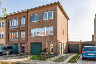 <p>Ideaal gelegen nabij Oude Landen, Hof de Bist, station Ekeren en fietsostrade.</p><p>Indeling: inkomhal, garage met elektrische poort, wasruimte en bijkomende garage naast de woning, ruime tuin.<br />V1: Leefruimte vooraan met haard, keuken met ingebouwde toestellen en ontbijthoek, terras met tuintrap en gastentoilet.<br />V2: 3 slaapkamers op tapijt/laminaat (14/11/8m2), badkamer met ligbad, toilet en lavabo.</p><p>Extra's: <br />* Twee garages<br />* Vernieuwde condenserende CV ketel op gas (2021)<br />* Bijkomend stuk achtergelegen grond in huur (NMBS) met achteringang<br />* Mits opfrissing een ideale woning met voldoende ruimte</p><p><br />Info/bezoek: 03/283 83 00 - noord@sinjoor.be</p>