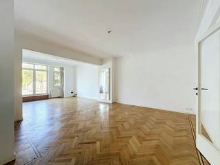Disposition :<br />- hall d'entrée<br />- salon et salle à manger d'environ 40 m² <br />- cuisine ouverte entièrement installée<br />- salle de nuit<br />- chambre 1 d'environ 13 m²<br />- terrasse<br />- chambre 2 d'environ 15 m²<br />- salle de bain avec lavabo, douche et branchements laveuse/sécheuse<br />- toilettes séparées<br />- rangement au sous-sol<br /><br />Avantages supplémentaires :<br />- entièrement rénové tout en conservant des éléments authentiques <br />- bâtiment de petite taille<br />- excellent score mobile : 9,1/10<br /><br />Les frais fixes sont de 140 euros par mois pour l'eau, le chauffage et les frais communs.<br /><br />L'appartement sera disponible à partir du 01/11/2026<br /><br />Cet appartement à louer à Anvers vous intéresse ?<br />N'hésitez pas à soumettre une demande de visite via notre site web via la barre rouge qui y est prévue.<br /><br />Vous souhaitez également vendre ou louer votre propriété ? Nous sommes heureux de pouvoir vous aider. Toujours à votre service pour répondre à toutes vos questions sur l'immobilier.