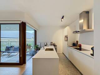 Op zoek naar een modern en comfortabel appartement in het hart van Ieper? In de stijlvolle residentie ‘De Gloria’ bevindt zich dit instapklare nieuwbouwappartement met 2 slaapkamers, een aangenaam terras en een prachtig uitzicht op het verzorgde binnenplein.<br /><br />Het appartement werd kwalitatief afgewerkt en geniet dankzij de centrale ligging van een uitstekende bereikbaarheid. Winkels, horeca, openbaar vervoer en alle voorzieningen bevinden zich op wandelafstand.<br /><br />INDELING<br />Verdieping +1:<br />- Ruime en lichtrijke leefruimte met open keuken<br />- Keuken voorzien van ingemaakte kasten, spoelbak, vaatwasmachine, inductiekookplaat met dampkap, oven en koelkast<br />- Praktische aparte bergruimte met aansluiting voor een wasmachine<br />- Inkom-/nachthal<br />- Apart toilet<br />- Moderne badkamer met dubbel lavabomeubel en inloopdouche<br />- 2 slaapkamers<br /><br />Verdieping -1:<br />- Privéautostaanplaats<br />- Privéberging<br />- Gemeenschappelijke fietsenberging<br /><br />Buiten:<br />- Aangenaam terras met zicht op het mooie, rustige binnenplein<br /><br />Extra troeven:<br />- Lift aanwezig<br />- Gordijnen aanwezig<br /><br />Kosten:<br />- Syndickosten € 60,00/maand<br />- Voorschot gas € 40,00/maand<br /><br />Ben je geïnteresseerd in dit pand te huur in Ieper? Surf dan naar de website www.dewaele.com, klik op de rode knop 'Bezoek aanvragen' en vul het huurdersprofiel in. Daarna nemen we contact op voor een bezoek