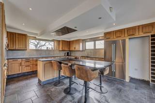 <p>Voor meer info of afspraak bel Matthias 054 69 39 39. Deze <strong>gerenoveerde/deels nieuwbouw woning</strong> is uitermate geschikt voor grote gezinnen of <strong>grote gezinnen met praktijkruimte/zelfstandige activiteit</strong>. Dit door verschillende toegangsdeuren. Ook <strong>kangoeroewoning </strong>behoort tot de mogelijkheden. De woning werd volledig gerenoveerd en voorzien van alledaags comfort. Hoewel instap klaar liggen verschillende nutsleidingen al klaar om bijkomende badkamers en bijkomende faciliteiten te bewerkstelligen. Gezien de eigenaar binnenhuisarchitecte is werd de woning <strong>gerenoveerd met smaak en stijl</strong>. Eiken deuren, ingemaakte massieve kasten over de volledige benedenverdieping, massief eiken Amerikaanse keuken met granieten werkblad zijn slechts een deel van de troeven van de woning. De living van maar liefst 50 m2 heeft een <strong>adembenemend uitzicht op de achterliggende tuin en velden</strong>. Een <strong>veranda </strong>van 51 m2, met zonnepanelen als dak, zorgt voor een extra leefruimte. De woning bezit <strong>4 slaapkamers</strong> doch de ruimtes die wij beschrijven als bureelruimte (25m2) kan eveneens als bijkomende zelfstandige leefruimte, slaapkamers/praktijkruimte gebruikt worden. Energetisch werd deze woning eveneens aangepakt wat resulteerde in een <strong>EPC A</strong>. Absolute troeven van dit huis zijn de open leefruimtes, zuinig energetisch verbruik, mooie locatie op verbindingsweg met achterliggende velden. Mogelijkheid om een eigen toets te geven aan de woning.</p><p>Grijp deze kans en maak van dit huis uw thuis</p>