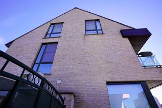 Dit “handelshuis” 1995 was in oorsprong een dokterswoning met 110 m² praktijk en riante 180 m² duplex erboven. Op heden is het ingedeeld in...