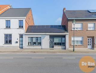 <br />WICHELEN - Deze perfect instapklare woning vindt u op vlakbij het centrum van Wichelen. De ligging van dit pand is bijzonder aantrekkelijk met alle voorzieningen zoals winkels, horeca, scholen en openbaar vervoer in de directe omgeving. Op vlak van ontspanning bent u meteen op het jaagpad langs de Schelde richting de Kalkense Meersen.<br /><br />Naar indeling toe beschikt deze woning op het gelijkvloers over een gezellige leefruimte met veel lichtinval, een geïnstalleerde keuken, een hal, een badkamer en 3 slaapkamers. Verder is er ook nog een praktische berging.<br /><br />Verder is er nog de gezellige, onderhoudsvriendelijke tuin.<br /><br />Extra troeven: EPC D, dubbele beglazing, dakisolatie, 24 zonnepanelen, ... <br /><br />Kortom, bent u op zoek naar een instapklare starterswoning op een leuke locatie? Aarzel dan niet en maak snel uw afspraak! Voor meer info en bezoek 053/60.65.60.