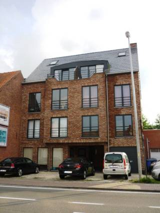 Dit DUPLEX appartement is zeer goed gelegen nabij het centrum van Lebbeke en tevens goede uitvalshoek voor alle wegen! <br />Indeling : <span><strong>living, keuken, 1 bergplaats, toilet, 3 slaapkamers, badkamer, 1 terras vooraan en 1 terras achteraan, staanplaats voor wagen, gemeenschappelijke garage voor fietsen.</strong></span><br />Zeer goede EPC score : 183 kWh/m²jaar, label B! Beschikbaar vanaf 1/2/2026. Huurprijs : 800 EUR + 10 EUR GK.<br />Indien interesse, gelieve te mailen naar is.waasmunster@skynet.be of tel.nr. 0495/733419.