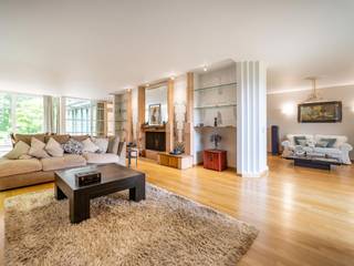 Near the Sept Fontaines Golf Course, nestled in lush greenery, this spacious villa, built in 1991 by architect Van Ryn, offers a surface area...