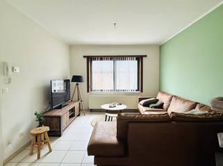Dit gezellige duplex-appartement is gelegen in een <strong>kleine residentie met slechts twee appartementen</strong>, waardoor het een rustige woonomgeving biedt. Het appartement bevindt zich <strong>op wandelafstand van de pittoreske kaai</strong>, perfect voor heerlijke wandelingen langs het water.<br /><br /><strong>Indeling:</strong><br />Bij binnenkomst via de inkomhal vinden we een gastentoilet en toegang tot de ruime woonkamer met open keuken. De open indeling zorgt voor een lichtrijke en aangename leefruimte. Een trap leidt naar de bovenverdieping, waar zich twee ruime slaapkamers bevinden, samen met een praktische berging. De badkamer is uitgerust met een douche, lavabo en toilet, wat zorgt voor optimaal comfort.<br /><br /><strong>Parkeren:</strong><br />Parkeren is mogelijk in de straat, wat het appartement extra praktisch maakt.<br /><br /><strong>Beschikbaarheid:</strong><br />Het appartement is beschikbaar vanaf 1 september 2026.<br />Een ideaal appartement voor wie op zoek is naar een rustige en ruime woning in een aantrekkelijke locatie. Neem gerust contact met ons op voor meer informatie of om een bezichtiging in te plannen!