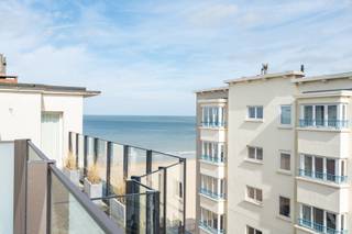 <p>Schitterende penthouse met een bevoorrechte ligging op een paar passen van het strand en dichtbij het centrum van Koksijde-Bad.<br /><br />Vijfde verdieping: ruime woonkamer uitgevend op een terras met zijdelings zeezicht, luxueuze open keuken volledig ingericht met vaatwasser, combi-oven, koelkast met diepvriesvak en inductiekookplaat, één slaapkamer met aangrenzende moderne badkamer en uitgevend op een zonneterras, afzonderlijk toilet.<br /><br />Zesde verdieping: tweede slaapkamer en moderne badkamer met inloopdouche. Magnifiek dakterras.<br /><br />Prachtige afwerking. Instapklaar!</p>