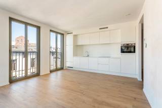 Bent u opzoek naar een prachtig nieuwbouw appartement in een gezellige buurt?<br /><br />Dan is een appartement in het Poort Op ‘t Zuid zeker iets voor u!<br /><br />De omgeving van de Balansstraat en de Bredrodestraat op de brederodewijk, is het perfecte decor voor zowel jong als oud. Omringd door tal van hippe terrasjes, leuke restaurants en winkels maken van deze ligging een toplocatie. <br /><br />Bij het betreden van dit leuk appartement komt u binnen in een ruime inkomhal waar u een gastentoilet terugvindt en ingemaakte kasten die voorzien zijn van aansluitingen voor was- en droogmachine.<br /><br />De leefruimte met moderne ingerichte openkeuken beschikt over enorm veel lichtinval dankzij de grote raampartijen en het riante terras.<br />Dé troef? De ondergrondse parkeerplaats die u kan huren aan €125,00/maand.<br /><br />Het appartement wordt nog volledig geschilderd en wordt voorzien van gordijnen en verlichting.<br /><br />- Huurprijs: €1.250,00/maand<br />- Kosten: €120,00/maand (incl verwarming)<br />- Beschikbaarheid: Onmiddellijk<br /><br />Laat deze unieke buitenkans u niet voorbijgaan en contacteer LISTED voor een persoonlijke rondleiding: +32 3 283 51 51.