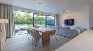 Energieneutrale woning met drie slaapkamers in het landelijke AsseDeze instapklare gezinswoning in de dorpskern van het groene en rustige Asbeek werd...