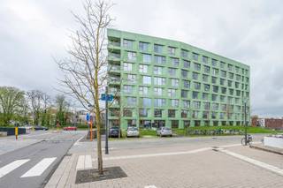 Welkom in deze verzorgde en comfortabele studentenkamer.<br /><br />De kamer is louter voor individueel gebruik en is bemeubeld met een bed, bureau, stoel, boekenrek, kleerkast en lamellen. Daarnaast beschikt de kamer over eigen sanitair met douche en toilet, evenals koud en warm water en een internetaansluiting via netwerkkabel.<br /><br />In het gehuurde goed zijn de volgende (nuts)voorzieningen/diensten aanwezig, dewelke gedeeld moeten worden met de andere bewoners: ingerichte keuken, gezellige living, fietsenbergplaats, tv-aansluiting, centrale verwarming en schoonmaak van de gemeenschappelijke delen.<br />Huurprijs 675 € + 75 € provisie nutsvoorzieningen<br /><br />Enkel voor studenten.<br />Contacteer ons gerust voor meer informatie of een bezoek ter plaatse.