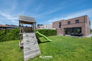 Moderne, energiezuinige nieuwbouwwoning met een eigentijds, strak design voorzien van alle comfort, rust, een leuke tuin en dit in een...