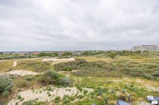 Gezellige studio met open zicht op de duinen en het hinterland. Gelegen op de 4e verdieping, aan de achterkant van de Zeedijk en vlakbij het winkelcentrum van Middelkerke. Bestaande uit een inkomhal met kleine berging. De living heeft veel lichtinval, een bed, een open keuken, de badkamer is met ligbad,hangtoilet en lavabomeubel. De elektriciteit werd vernieuwd en is blanco gekeurd. Er is een kelder inbegrepen in de ondergrond.