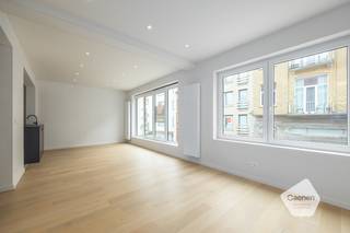 <ul>
	<li>Dit appartement is gelegen in de rustige Aartshertogstraat te Mariakerke, op slechts enkele stappen verwijderd van het <strong>strand</strong>.</li>
	<li>Het volledige gebouw heeft een totaalrenovatie genoten: <strong>nieuw dak, buitenschrijnwerk</strong>, opgefriste gevel, ...</li>
	<li>In het appartement is onder andere voorzien: <strong>kwalitatief afgewerkte keuken,</strong> prachtige badkamer, parketvloer, ventilatie systeem, nieuwe ketel, ...</li>
	<li>De keuken is voorzien van: frigo, diepvries, inductie kookplaat, vaatwas, dampkap en combi-oven.</li>
	<li>De indeling van het appartement is als volgt: inkom, leefruimte met open keuken, <strong>twee ruime slaapkamers</strong>, badkamer met inloopdouche, vestiaire, kelderberging.</li>
	<li>Bijkomende kenmerken: <strong>zeer gunstige EPC score,</strong> asbest vrij en conforme elektrische keuring.</li>
	<li>Het ideale appartement als tweede verblijf of woonappartement.</li>
</ul>