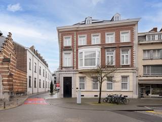 Gelijkvloerse handelsruimte gelegen in een prachtige herenwoning in het centrum van Hasselt. Op eigen terrein zijn er buiten +- 3 parkeerplaatsen...