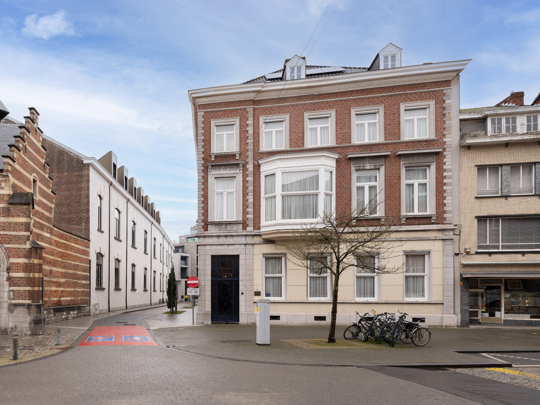 Handelsgelijkvloers in karaktervol pand van +200m2 met parking gelegen in Hasselt centrum. - foto 1