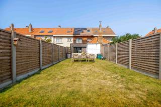 In het centrum van Heist, op wandelafstand van winkels, horeca en openbaar vervoer, bevindt zich deze volledig gerenoveerde en instapklare...