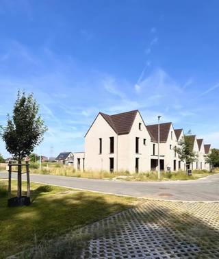 Ontdek ons nieuw project in hedendaagse architectuur in de Cesarine Verschraegenstraat te Haasdonk, met 12 nieuwbouwwoningen (4 halfopen, 8...