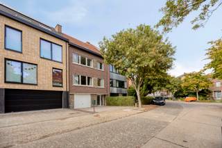 <strong>Ruime, te renoveren bel-etagewoning met een bewoonbare oppervlakte van 191 m², 3 slaapkamers, inpandige garage en prachtige stadstuin, gelegen in het centrum van Tienen. Perceel van 2a 99ca.</strong><br /><br />Bent u op zoek naar een ruime woning met tal van mogelijkheden op een uitstekende locatie? Dan is deze bel-etagewoning in het centrum van Tienen zeker een bezoek waard.<br /><br />Het gelijkvloers bestaat uit een inkomhal, bureau, technische ruimte en een ruime inpandige garage. Dankzij deze indeling leent het gelijkvloers zich bovendien uitstekend voor de inrichting van een zelfstandige activiteit of vrij beroep.<br /><br />Op de eerste verdieping bevinden zich een nachthal, ruime woonkamer, keuken, bureau en apart toilet.<br /><br />De tweede verdieping bestaat uit een nachthal, twee ruime slaapkamers, een bijkomende kamer die kan dienen als kinderkamer of dressing, en een badkamer.<br /><br />Daarnaast beschikt de woning over een droge kelder die voor extra opslagruimte zorgt.<br /><br />Een absolute troef is de buitenruimte. Achteraan bevindt zich een aangename stadstuin met ruim terras, waar u in alle rust kunt genieten van het buitenleven.<br /><br />De woning dateert van 1962 en wordt verwarmd via centrale verwarming op stookolie. Het pand dient gerenoveerd te worden en biedt hierdoor tal van mogelijkheden om het volledig naar eigen smaak en behoeften in te richten.<br /><br />De woning geniet van een uitstekende verkeerstechnische ligging in het centrum van Tienen. Het station, scholen, winkels, restaurants en andere voorzieningen bevinden zich in de onmiddellijke omgeving.<br /><br />Interesse? Mail naar laurens@immogve.be of bel naar 0496 07 89 48.