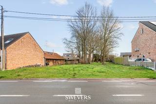 Voor meer info en foto’s, surf naar www.swevers.be – In een rustige woonomgeving in Paal, deelgemeente van Beringen, bevindt zich deze interessante grond met een oppervlakte van 5 are 45. De grond maakt deel uit van een verkaveling waarvan de procedure momenteel lopende is. Het perceel combineert een aangename ligging met mooie bouwmogelijkheden en vormt een ideale basis voor wie een woning wil realiseren die volledig aansluit bij eigen wensen en levensstijl. De grond heeft een perceelbreedte van 9 meter en een diepte van 64 meter, wat verschillende mogelijkheden biedt voor een praktische indeling van een toekomstige woning. Het perceel is bestemd voor een halfopen bebouwing, onder voorbehoud van het verkrijgen van de nodige vergunningen. Dankzij de zuidoostelijke oriëntatie kunnen tuin en leefruimtes genieten van aangenaam ochtend- en middaglicht. Dit zorgt voor een zonnige tuin en een aangename buitenruimte waar het heerlijk vertoeven is.<br />Naast de rustige ligging geniet het perceel ook van een vlotte bereikbaarheid. De snelweg bevindt zich op ongeveer 1900 meter, waardoor omliggende steden en gemeenten gemakkelijk bereikbaar zijn. Scholen liggen op circa 1000 meter afstand, wat het extra praktisch maakt voor gezinnen met kinderen. Openbaar vervoer bevindt zich op slechts 600 meter, terwijl winkels en andere dagelijkse voorzieningen op ongeveer 1200 meter bereikbaar zijn. Zo combineert deze locatie woonrust met het comfort van alle nodige faciliteiten in de buurt. Deze grond in Paal vormt een mooie opportuniteit voor wie op zoek is naar een goed gelegen perceel met toekomstmogelijkheden. Voor meer informatie, bel 011 255 155.