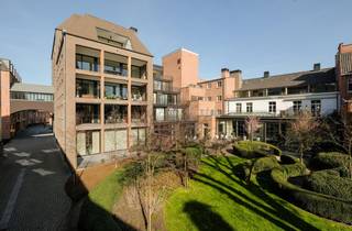 Serviceflat 34 van ca. 93 m² is gelegen op de tweede verdieping en omvat oa. een ruime inkomhal, apart toilet, open ingerichte keuken met aanpalende berging, mooie leefruimte, 1 slaapkamer, een badkamer met ligbad en douche, ondergrondse private berging (nr 23) en een terras van ca. 3 m².<br /><br />Residentie Jacobsmarkt omvat 65 hoogwaardige, door de Vlaamse Overheid erkende service-appartementen en is gelegen op een uitzonderlijk mooie locatie in hartje Turnhout. Volledig uitgerust met ontvangstbalie, koffiehoek, fitness, sauna/hammam, een restaurant, enz... biedt dit project het meest volledige en smaakvol alternatief voor wie meent dat het tijd wordt om echt rustig te gaan genieten.<br /><br />Genieten, is dan ook het sleutelbegrip, want naast de nabijheid van alle Turnhoutse stadsfaciliteiten, geniet de koper van een dergelijke service-appartement de mogelijkheid tot service 'op maat'. Gaande van ontbijt en warme maaltijden op het appartement tot volledige medische dienstverlening.<br /><br />Bijzonderheden: <br />- Mogelijkheid ondergrondse parkeerplaats (P23) optioneel aan te kopen.<br />- Dit appartement wordt verkocht onder het stelsel van registratierechten.<br />- Unieke ligging nabij winkels, cultureel centrum, horeca, etc.<br />- Hoge afwerkingsgraad: parket &amp; natuurstenen vloeren, ingemaakte kasten,...<br />- Hoge veiligheid d.m.v. bewaking/permanentie, badgesysteem, ondergrondse parking, camerabewaking, ...<br />- Ecologisch geoptimaliseerd gebouw door bvb gemeenschappelijk verwarmingssysteem (25% energiebesparing), individueel digitaal gemeten, hoge isolatienormen, etc.<br />- Vrijheid voor keuze van diensten.<br />- Mede-eigenaar van alle gemeenschappelijke ruimtes.