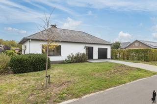 Karakteristieke, gerenoveerde en mooi gelegen villa met o.a. 3 slaapkamers, riante leefruimte, inpandige garage en gezellig ingerichte,...
