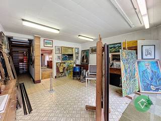 Deze te renoveren eigendom bestaat uit: winkelruimte - living - keuken - werkruimte - terras - toilet - 4 slaapkamers.