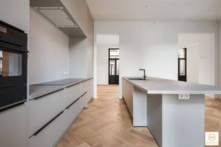 Betoverend appartement (200m² + terras + privé binnentuin) met 3 slaapkamers en 2 badkamers in het historische centrum van Antwerpen ** Gelegen op...